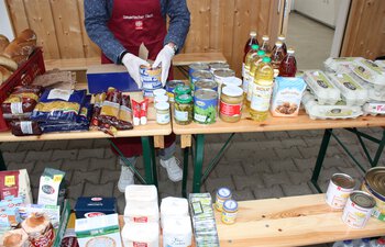 Lebensmittelausgabe beim Unterschleißheimer Tisch plus+ | © Caritas Oberbayern